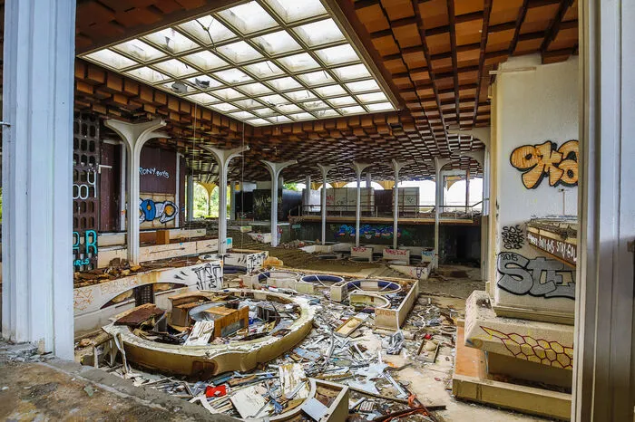 Geplünderte Luxusherberge: Das ehemalige Hotel Haludovo auf der kroatischen Insel Krk gilt als bekanntester Lost Place Europas.