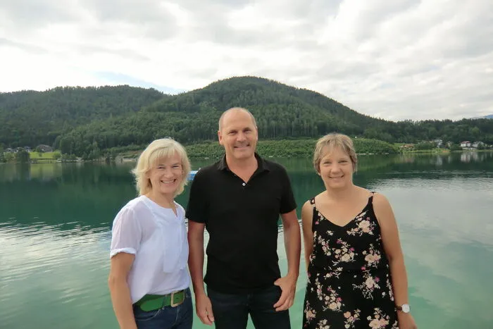 Mit dabei: Lehrerin Monika Buchbauer, Direktor Josef Anton Kummer und Lehrerin Sonja Markitz.