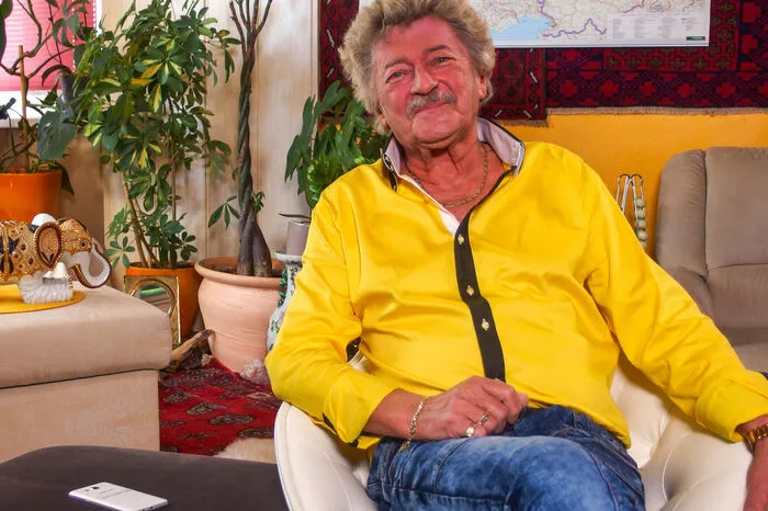 Wilfried ist ein 76-jähriger Pensionist aus Linz, der „eine Lady für die Gegenwart und auch ein bissl für die Zukunft" sucht. Sie solle nicht zu jung, auf jeden Fall über 50, modern denkend und reisefreudig sein. Wilfried hat ein bewegtes Leben hinter sich, war mehrmals verheiratet, 2015 starb seine letzte Frau nach 25 Jahren Ehe, er hat sie bis zu ihrem Tod gepflegt. Jetzt ist er bereit für eine neue Flamme. Was er sich wünscht: „Sie soll für mich da sein, wenn sie will.“