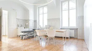 Der helle Ordinationsraum bildet das Zentrum der Praxis