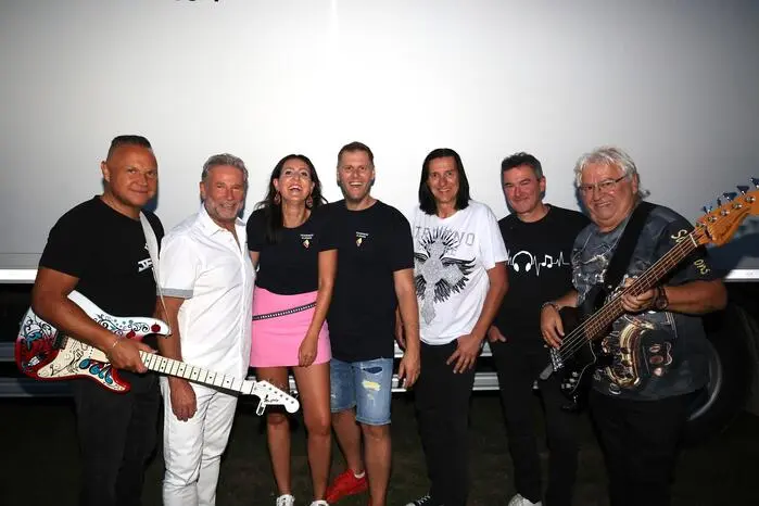 von links: Markus Holzer, Gottfried Würcher, Claudia und Martin Oswald, Siegfried Willmann, Thomas Trinkl und Wilfried Wiederschwinger