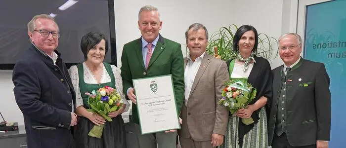 Landeshauptmann Mario Kunasek überreichte Ingrid und Josef Schiffer sowie Nichte Nicole Löffler das Steirische Landeswappen