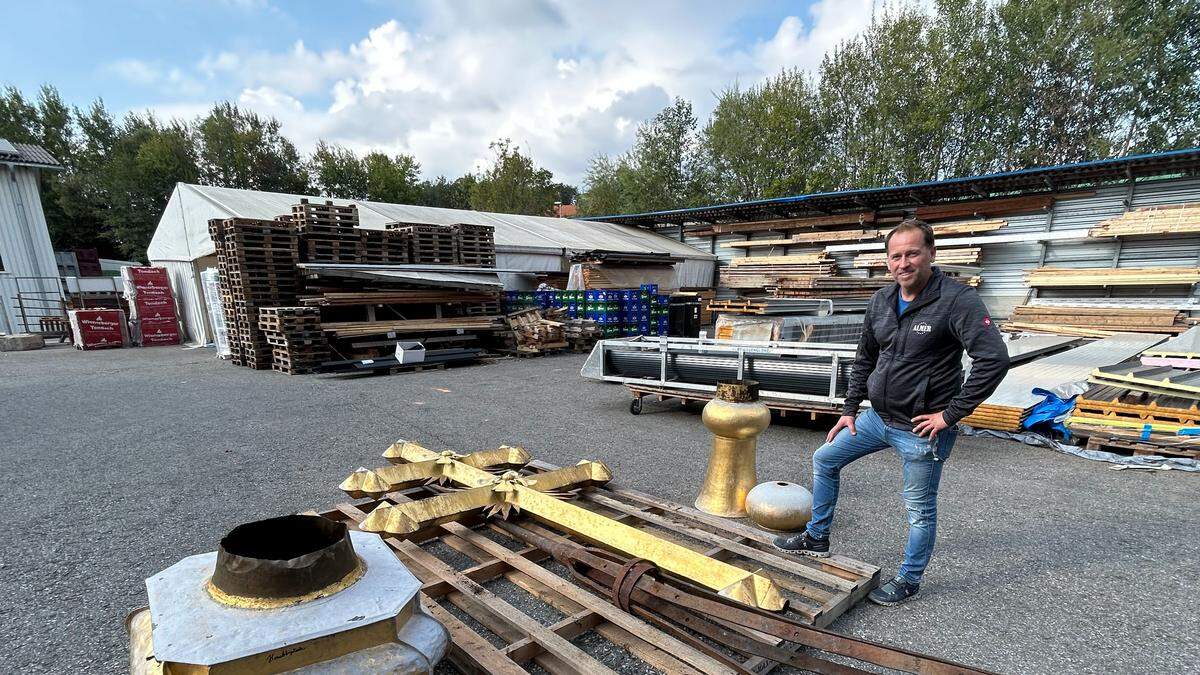 Christoph Almer ist mit den Arbeiten beschäftigt