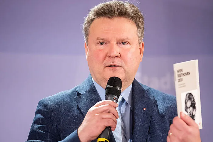 Michael Ludwig, Bürgermeister von Wien - ohne ihn geht in der SPÖ gar nichts: Die Wiener Sozialdemokratie ist das Herz der SPÖ. Die Wiener Wahl im Herbst 2020 lässt die Roten jetzt schon zittern: Steigen die Türkisen auch dort wie Phönix aus der schwarzen Asche? Bringt die Wahl eine mögliche Mehrheit gegen die SPÖ? Ludwig will selbst nicht in den Ring steigen, aber er verhindert auch, dass es andere tun. Nicht zuletzt deshalb, weil ihn immer noch die Faymann-Fraktion in Schach hält.