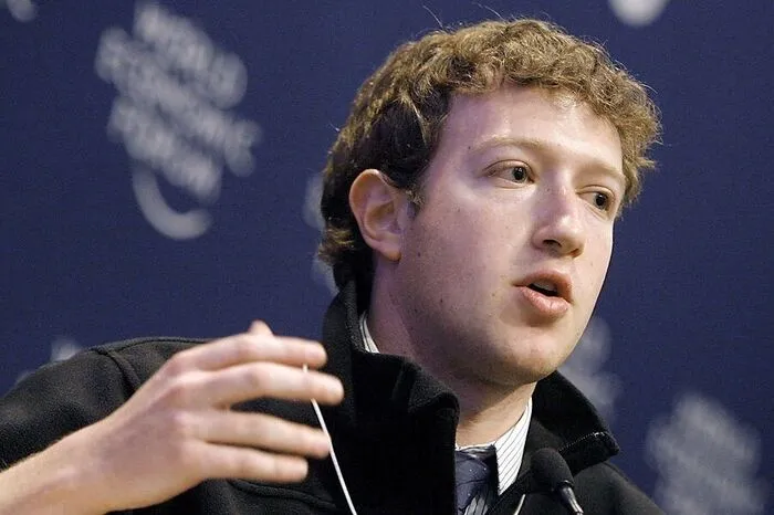 2006: Zuckerberg schlägt gigantische Angebote von Viacom und Yahoo (900 Millionen US-Dollar) zur Übernahme seiner Firma aus.