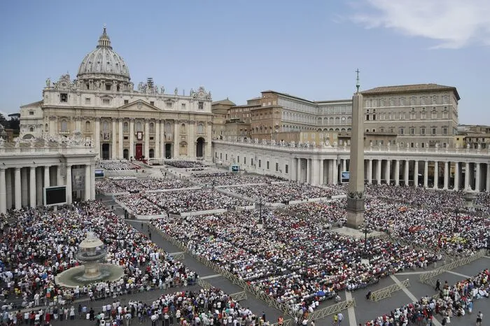 Der Pfingstgottesdienst des Papstes fand unter hohen Sicherheitsvorkehrungen statt. Die Besucher mussten sich Taschenkontrollen unterziehen und Metalldetektoren passieren.