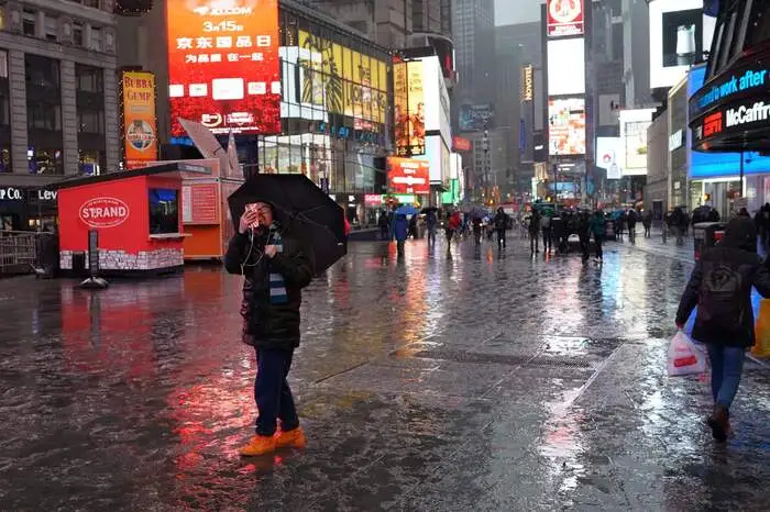 In der Metropole New York City wurden zwischen 15 und 30 Zentimeter Neuschnee erwartet. Auch mit Überflutungen und Windböen wurde gerechnet.