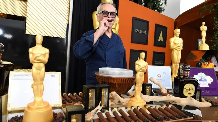 Klicken Sie sich durch 23 Jahre in den Wolfgang Puck die Stars der Oscar-Nacht bekocht hat. Hier Puck 2023.