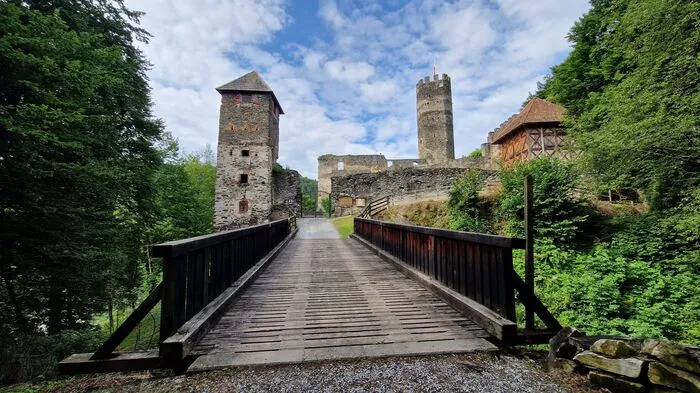 Die Burg wurde vom Salzburger Erzbischof im 11./12. Jahrhundert erbaut.