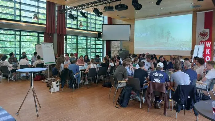Viele Studenten in einem Raum an Tischen