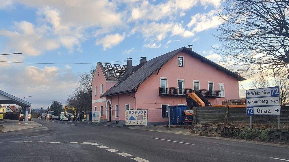 Das alte Gasthaus wird bereits abgerissen