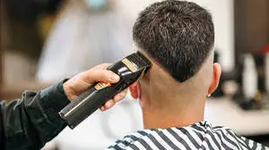 Der Friseur griff seinen Geschäftspartner mit dem Rasierapparat an