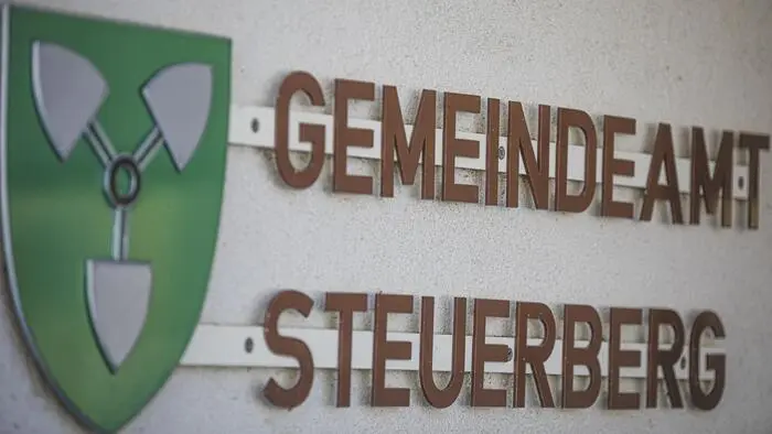 Eine Wand mit der Aufschrift Gemeindeamt Steuerberg