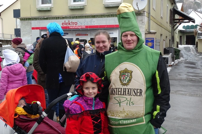 Viele Familien waren gekommen, um am Marktplatz Glühwein, Krapfen und Tee zu genießen.