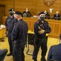 Von fünf Beamten der Justizwache wurden die Angeklagten in den Saal gebracht 