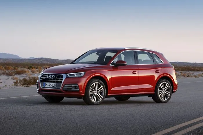 Die Scheinwerfer sind auf Wunsch als LED oder in der hochauflösenden Matrix LED-Technologie mit dynamischem Blinklicht erhältlich. Die Heckleuchten sind optional ebenfalls mit dynamischem Blinklicht erhältlich. Audi bietet den neuen Q5 in 14 Lackfarben an, fünf neue Ausstattungslinien stehen zur Wahl.