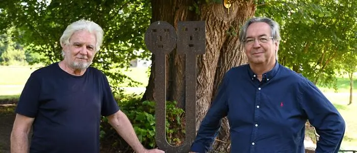 Zwei ältere Herren stehen in einem Park