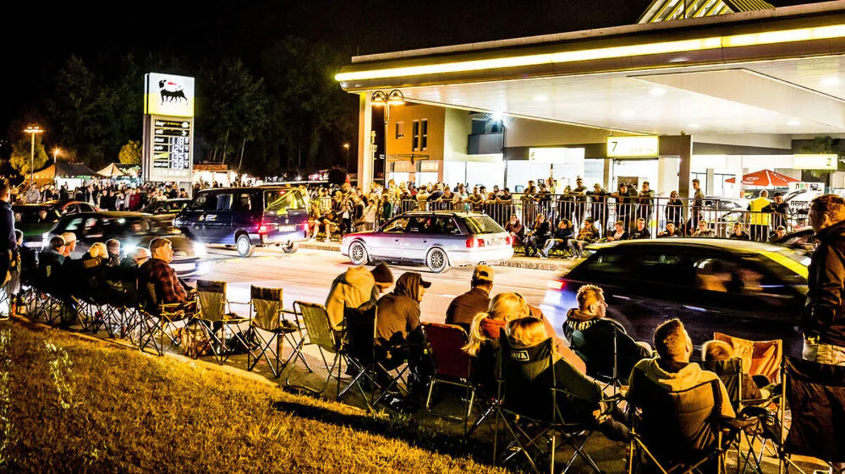     Die Mischkulnig-Tankstelle ist einer der beliebtesten Treffpunkte vor und nach dem offiziellen Treffen