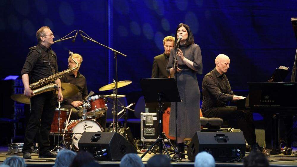 Jasmin Tabatabai mit dem David Klein-Quartett im Burghof