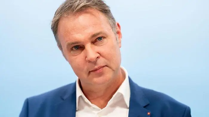 „Sie werden nicht erwarten können, bei einer Kampfabstimmung, die wir gehabt haben im Juni, dass man von einem Tag auf den anderen alle Mitglieder auch gleichschaltet.“ - SPÖ-Chef Andreas Babler sind die innerparteilichen Spannungen bewusst.