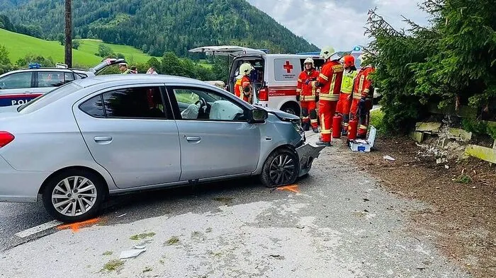 Das Auto kollidierte mit der Betonwand