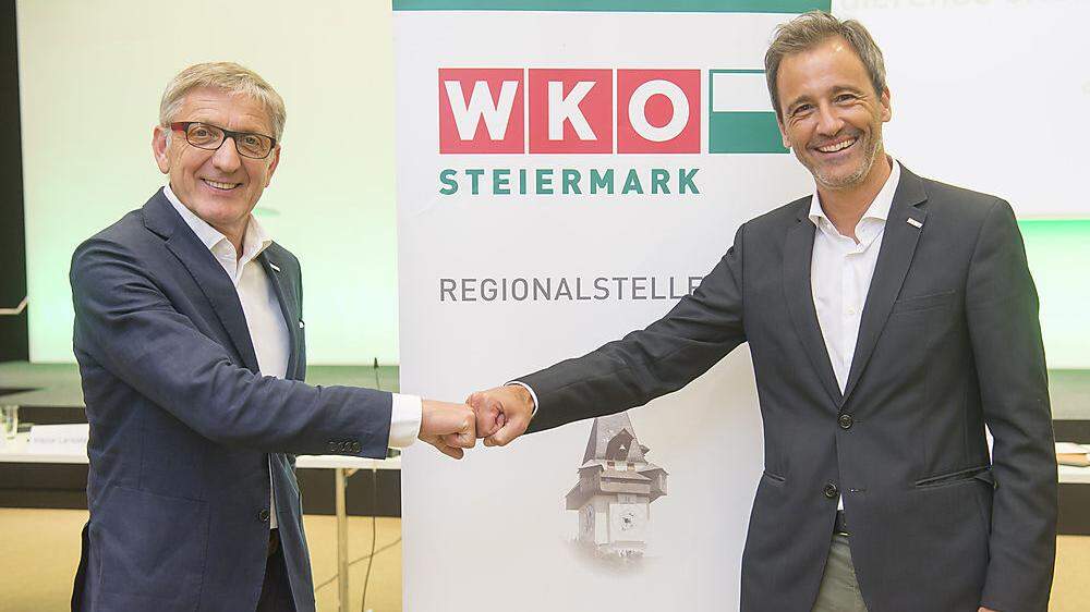 Der steirische WKO-Präsident Josef Herk gratuliert Paul Spitzer coronagerecht zur Wahl in Graz