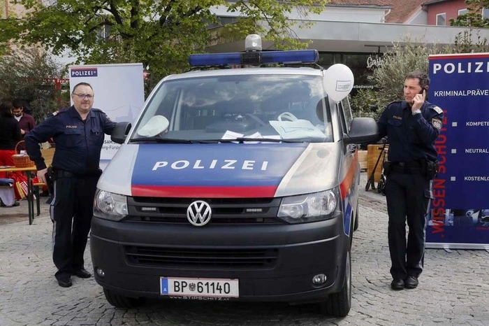 ...der Polizei und Rettungshundebrigade. 
