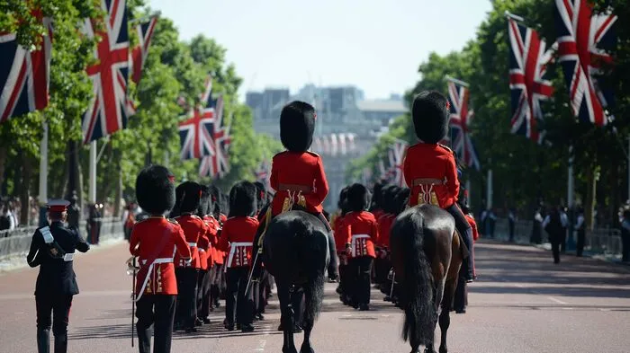 Der Umzug mit Pferden und mit Männern in traditionellen Uniformen in London markiert den zweiten Tag der Feiern zum 91. Geburtstag (vom 21. April) der britischen Königin.