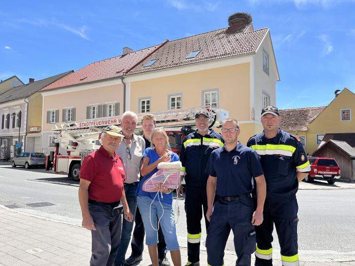 Die Feuerwehrkameraden von Passail und Weiz unterstützten bei der Storchenrettung