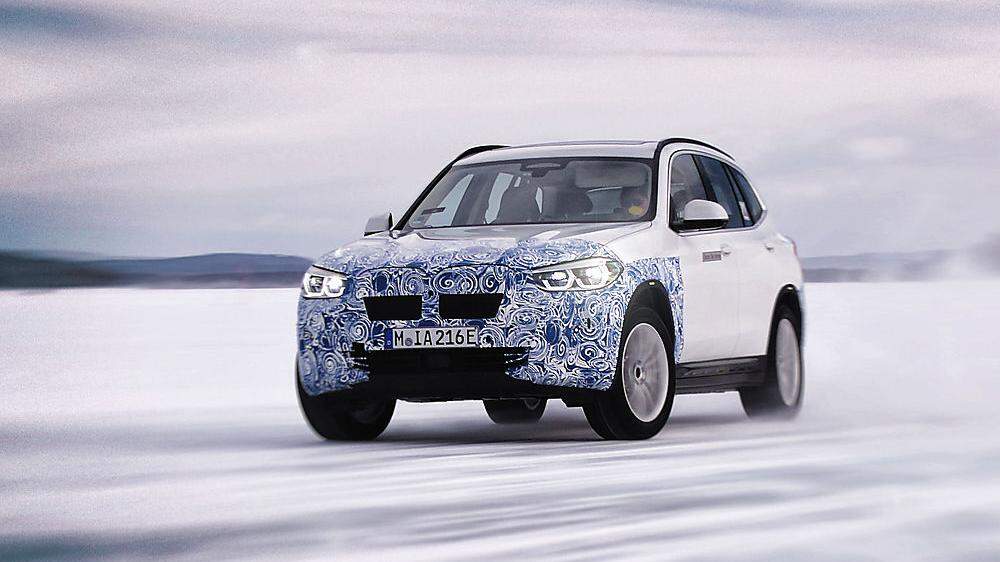 Noch ist BMWs Elektro-SUV iX3 getarnt unterwegs