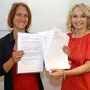 zeigt Initiatorin Waltraud Sir (links) und Bürgermeisterin Elisabeth Blanik, die ebenfalls unterschrieben hat, bei der Übergabe der Listen