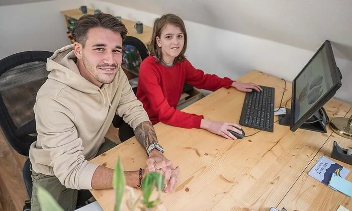 Gerald und Raphael beim Recherchieren