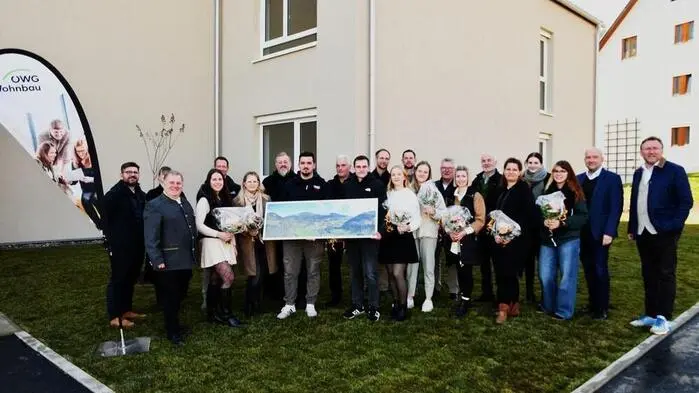 Mit einer stimmungsvollen Feier wurde vergangene Woche das neue Wohnbauprojekt der ÖWG in Schöder offiziell seiner Bestimmung übergeben. In unmittelbarer Nähe zu Volksschule, Kindergarten und Reithalle entstanden acht geförderte Wohnungen mit überdachten Parkplätzen, Balkon oder Terrasse, Einbauküche und Kellerabteil. 
