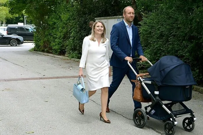 Den ersten Sommerurlaub mit Kind verbringt Familienministerin Susanne Raab (ÖVP) in Salzburg. Für das Wandern ist dementsprechend eine Rückentrage im Gepäck.