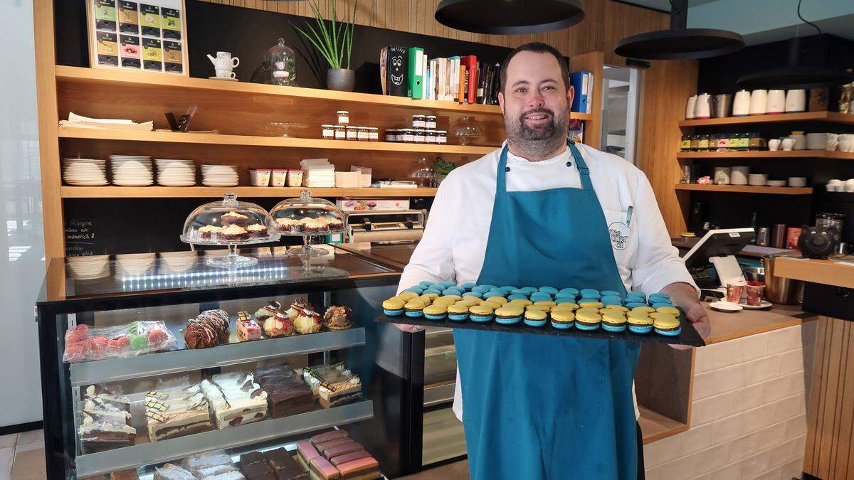 Christopher Petsch, der Chef der &quot;Macherei&quot; in Bruck, mit einem Teil der Macarons