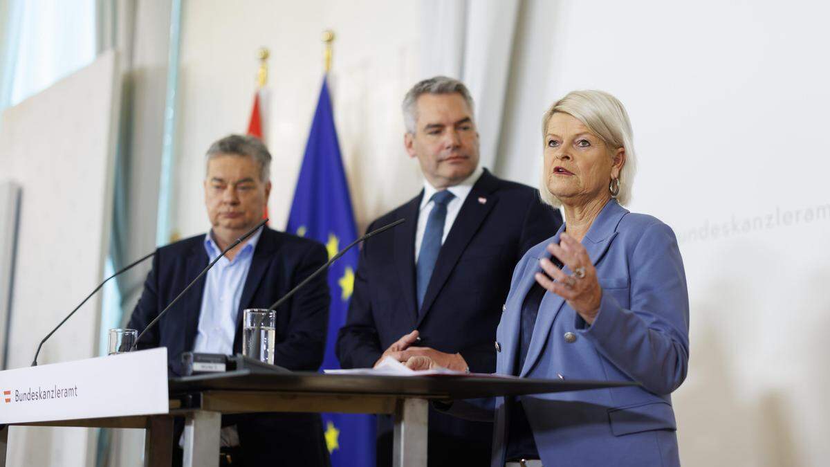 Vizekanzler Werner Kogler (Grüne), Bundeskanzler Karl Nehammer (ÖVP) und Verteidigungsministerin Klaudia Tanner (ÖVP) nach dem Ministerrat