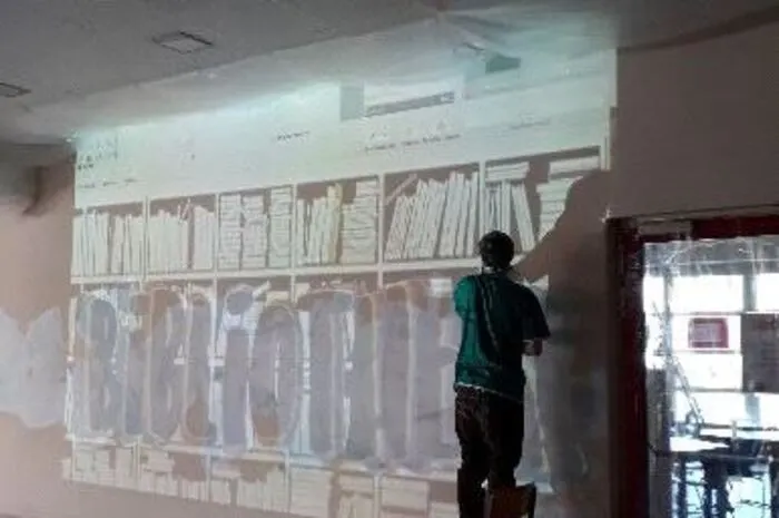In zwei abendlichen Einsätzen – wegen der entstehenden Dämpfe musste das Schulhaus leer sein -entstand das neun mal drei Meter große Bild des Künstlers Martin Hubmann. 