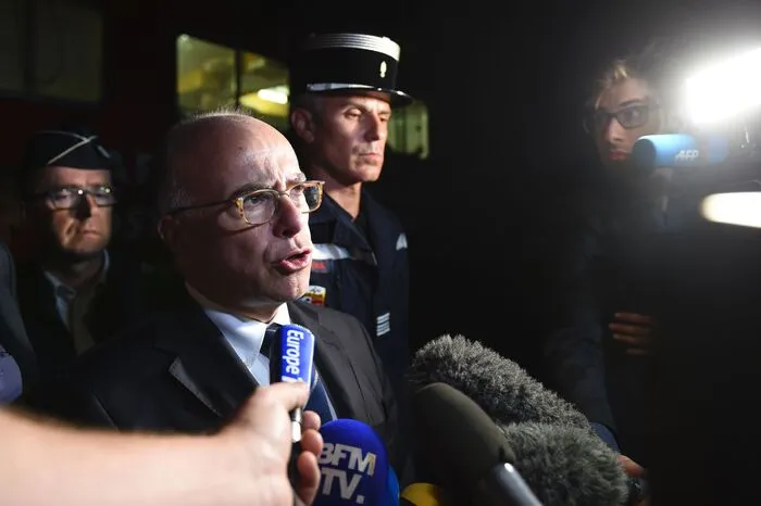 Innenminister Bernard Cazeneuve besuchte am Abend die Einsatzzentrale in Aix-en-Provence. Es werde "alles getan, damit das Feuer nicht auf die Städte übergreift, insbesondere nicht auf Marseille", sagte er.
