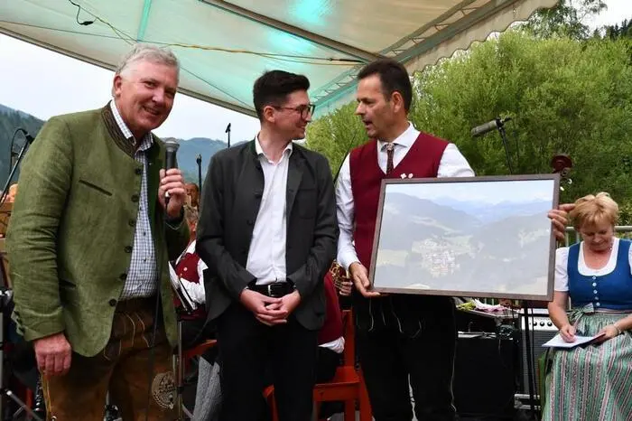 Dafür sprach Bürgermeister Thomas Kalcher Dank und Anerkennung aus und überreichte gemeinsam mit Vizebürgermeister Martin Moser ein Präsent.
