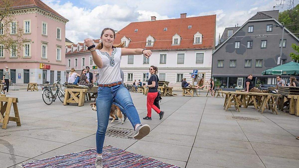 Die Vortänzerinnen haben sich schon am 1. Mai fürs Tanzkaraoke-Video ins Zeug gelegt.