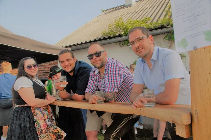 Neben Wein, Säften und Jausen gab es auch urige Unterhaltungsmusik.