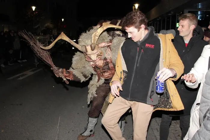 Nach dem Krampuslauf durch die Innenstadt trafen sich alle Teilnehmerinnen und Teilnehmer gemeinsam mit den Besuchern zur großen Krampusparty mit Deejay Lone Wolf in der Sporthalle und feierten bis in die späten Abendstunden. 