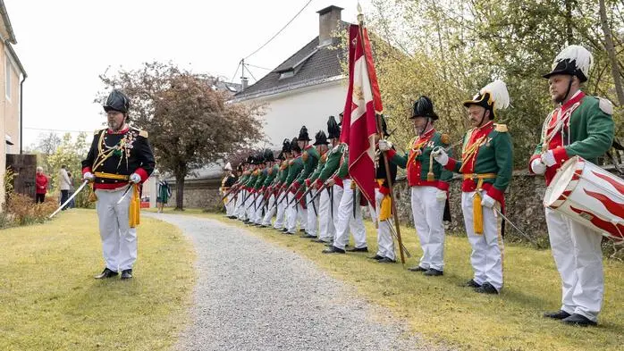 Eine uniformierte Garde samt Trommler und Flaggenträger.