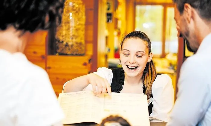 Tiffanie Gärtner: «Die Rezeption ist Dreh- und Angelpunkt des Hauses. Neben den schönen Gästekontakten gefällt mir die volle Digitalisierung des Arbeitsplatzes.»
