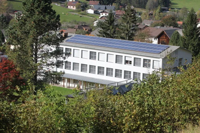 Feld am See Volksschule soll Glasfaser erhalten Der Schulstandort in Feld am See soll mit Glasfaser ausgestattet werden. Die einmaligen Kosten von 28.000 Euro werden bis zu 90 Prozent gefördert. Der Antrag auf Ausbau wird nun eingereicht, abhängig von der Förderhöhe folgt die Entscheidung, ob ausgebaut wird oder nicht.