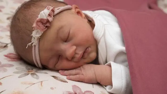 Voller Stolz geben Elena Hofmeister und Marcel Maier die Geburt von Hannah bekannt. Das kleine Mädchen erblickte am 16. Juni um 7 Uhr das Licht der Welt, wog 2530 Gramm und maß 47 Zentimeter. Die junge Familie ist in Markt Hartmannsdorf mit dem Kinderwagen unterwegs.