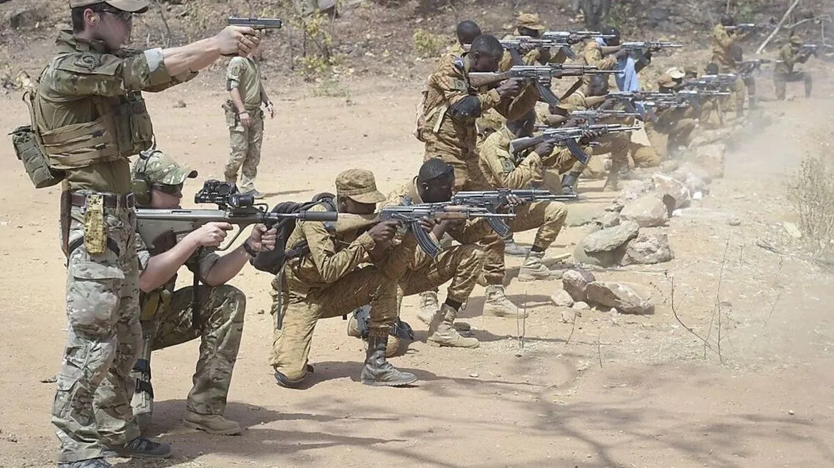 Auch der richtige Umgang mit der Waffe wird gelehrt