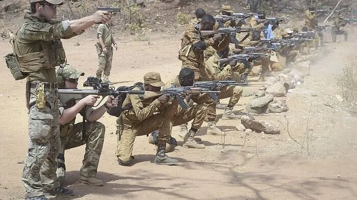 Auch der richtige Umgang mit der Waffe wird gelehrt