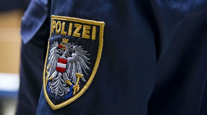 Polizisten fahnden nach dem mutmaßlichen Dieb
