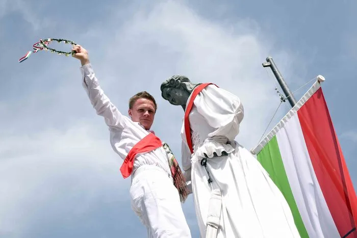 Patrick Steinwender genoss den Sieg und die Zeremonie, als er die Leiter zur steinernen Jungfrau hinauf kletterte und das Siegerkranzl in Händen hielt